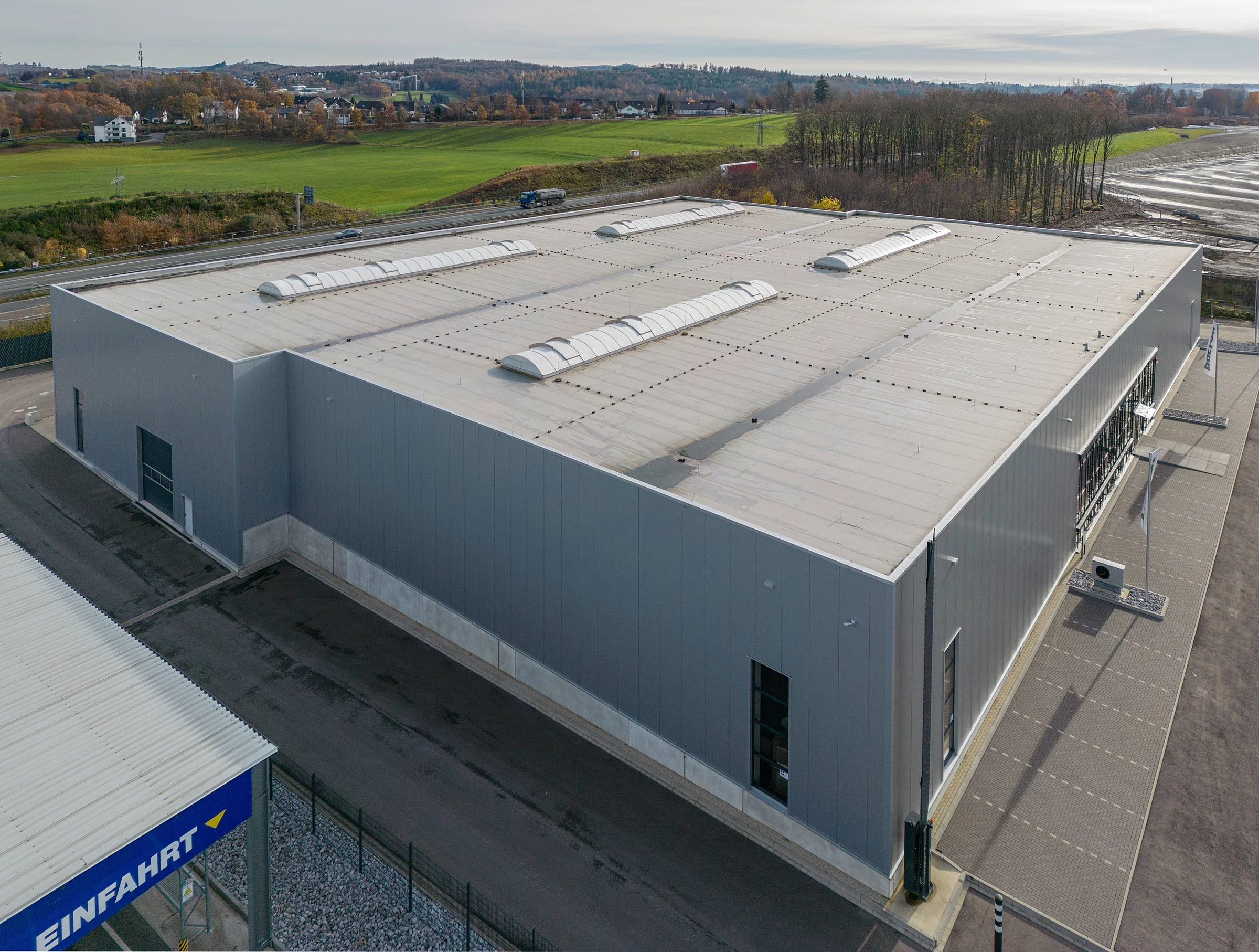 Das großflächige Flachdach des neuen PacLog-Produktionsstandorts in Olpe