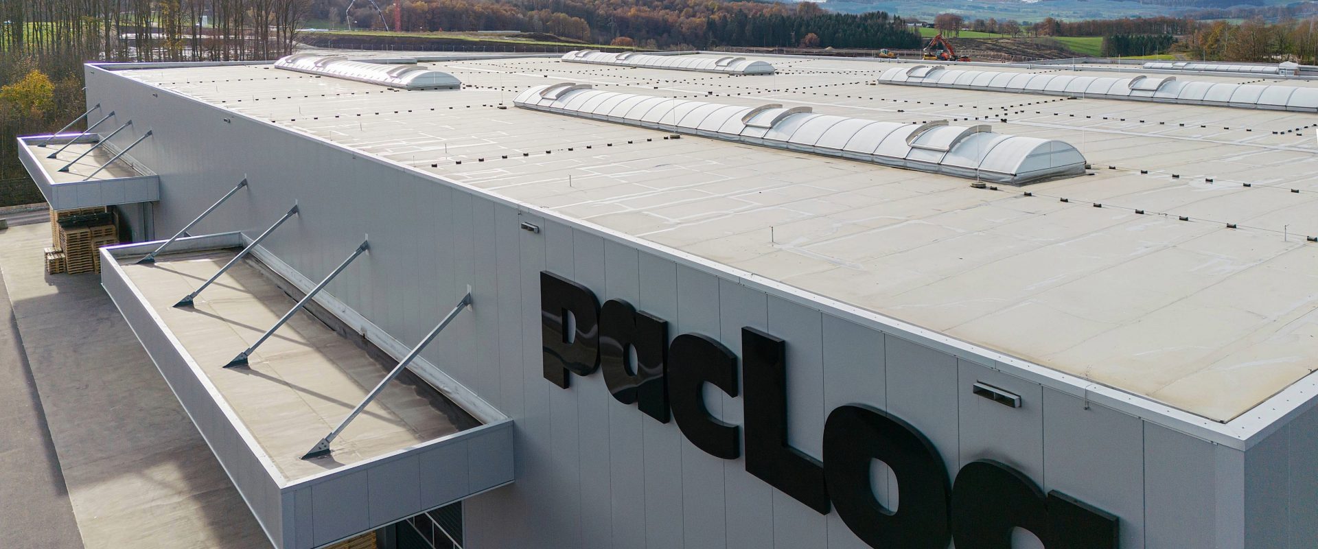 Flachdach einer Logistikhalle - IDE Flachdachbau Dachdecker in Olpe - 2 cramer-fotografie.de