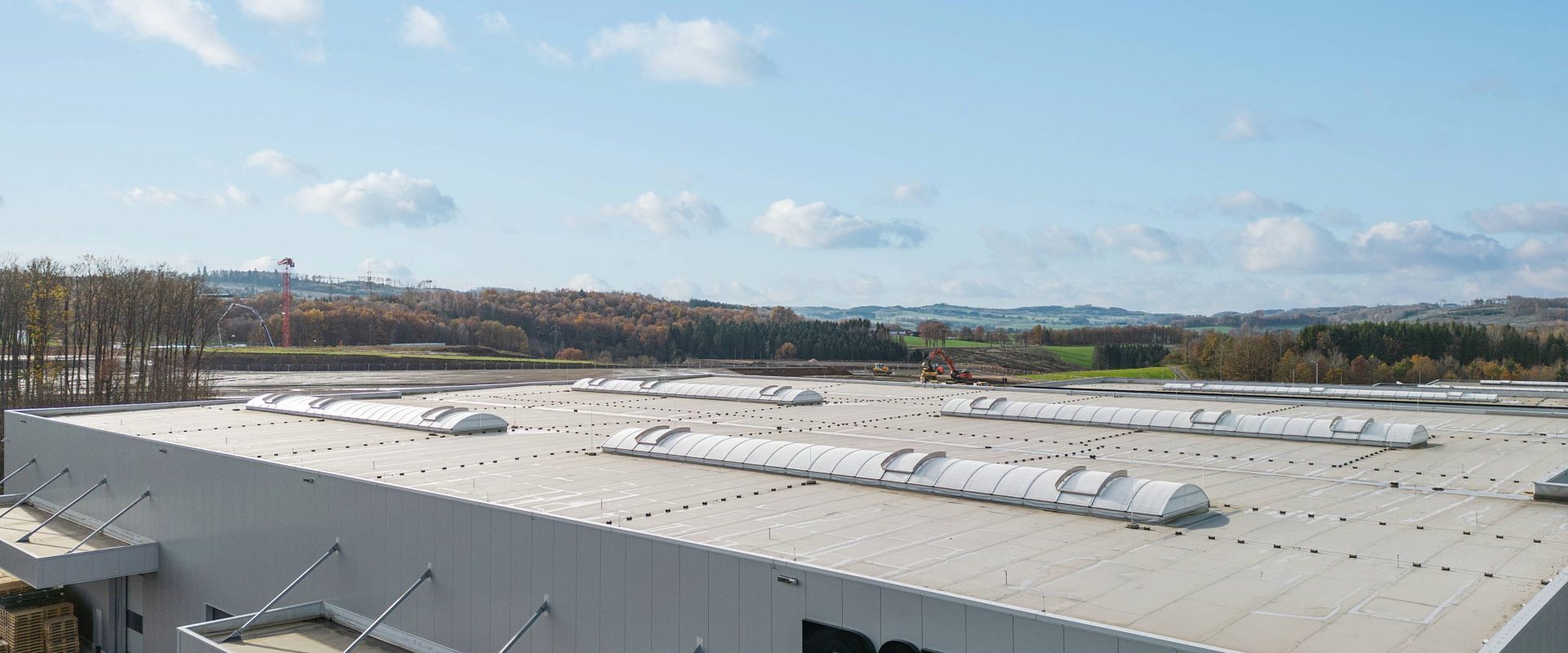 Flachdach einer Logistikhalle - IDE Flachdachbau Dachdecker in Olpe - 3 cramer-fotografie.de