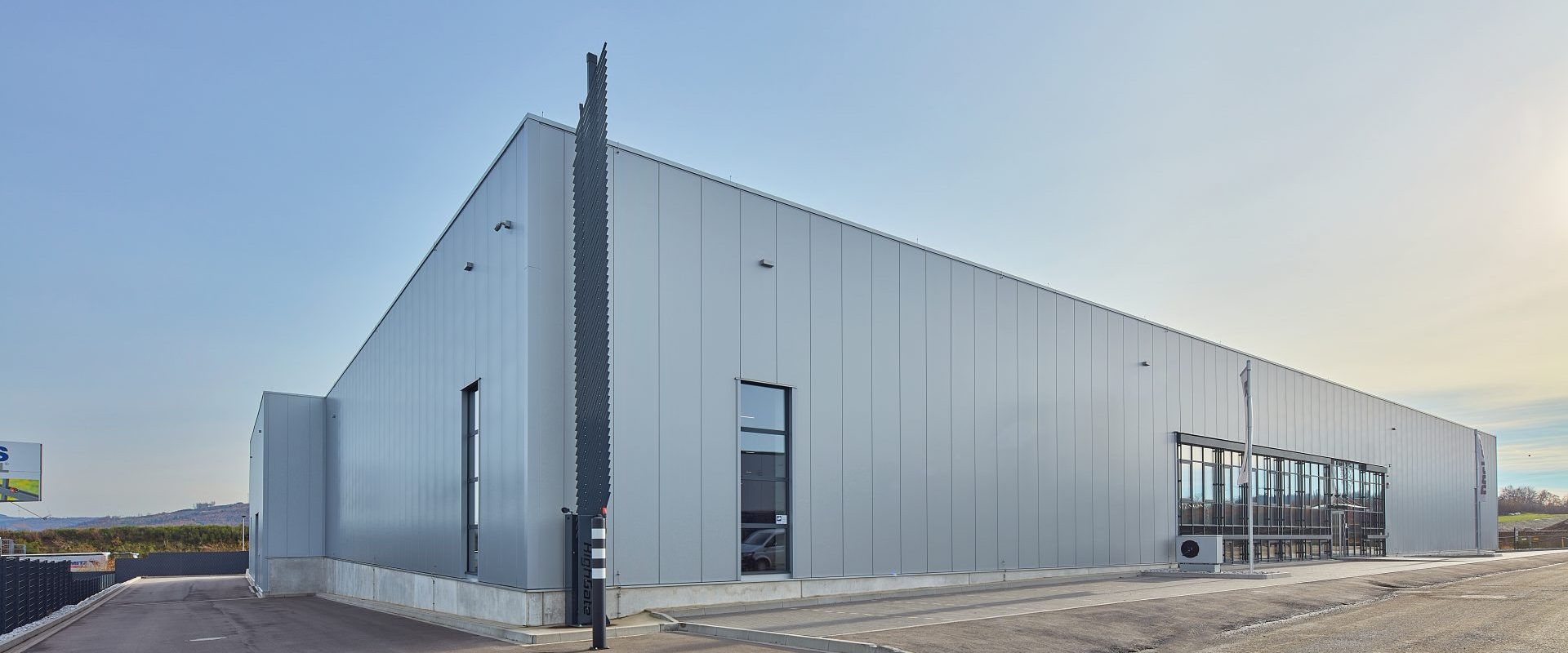 Flachdach einer Logistikhalle - IDE Flachdachbau Dachdecker in Olpe - 4 cramer-fotografie.de