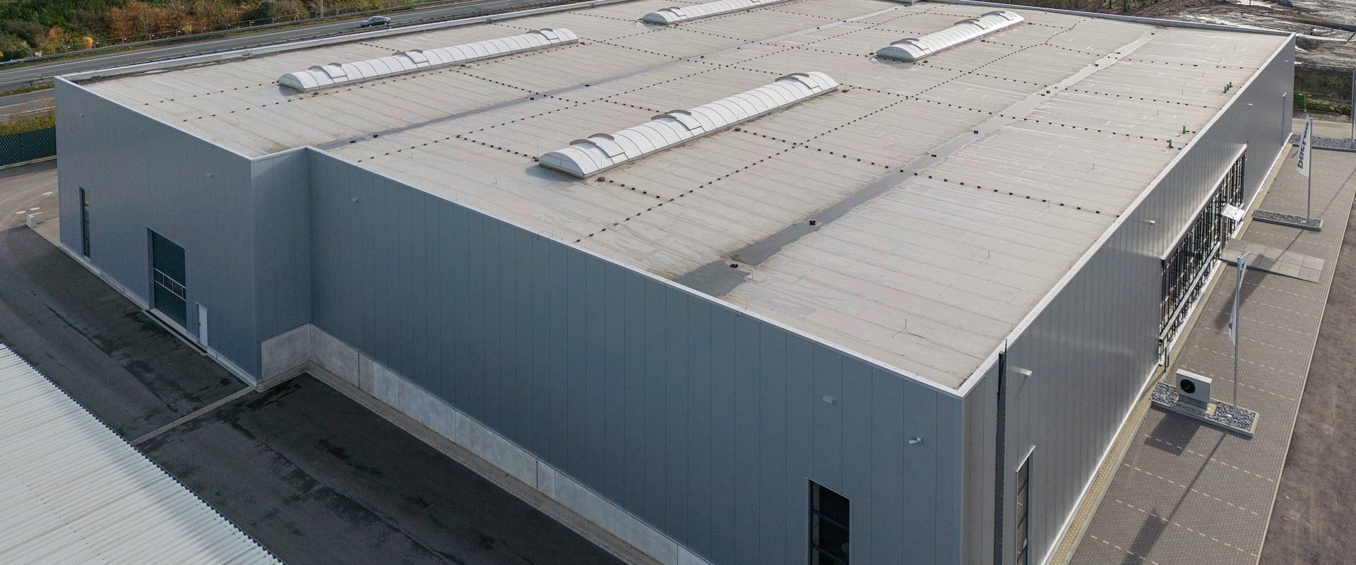 Flachdach einer Logistikhalle - IDE Flachdachbau Dachdecker in Olpe - cramer-fotografie.de
