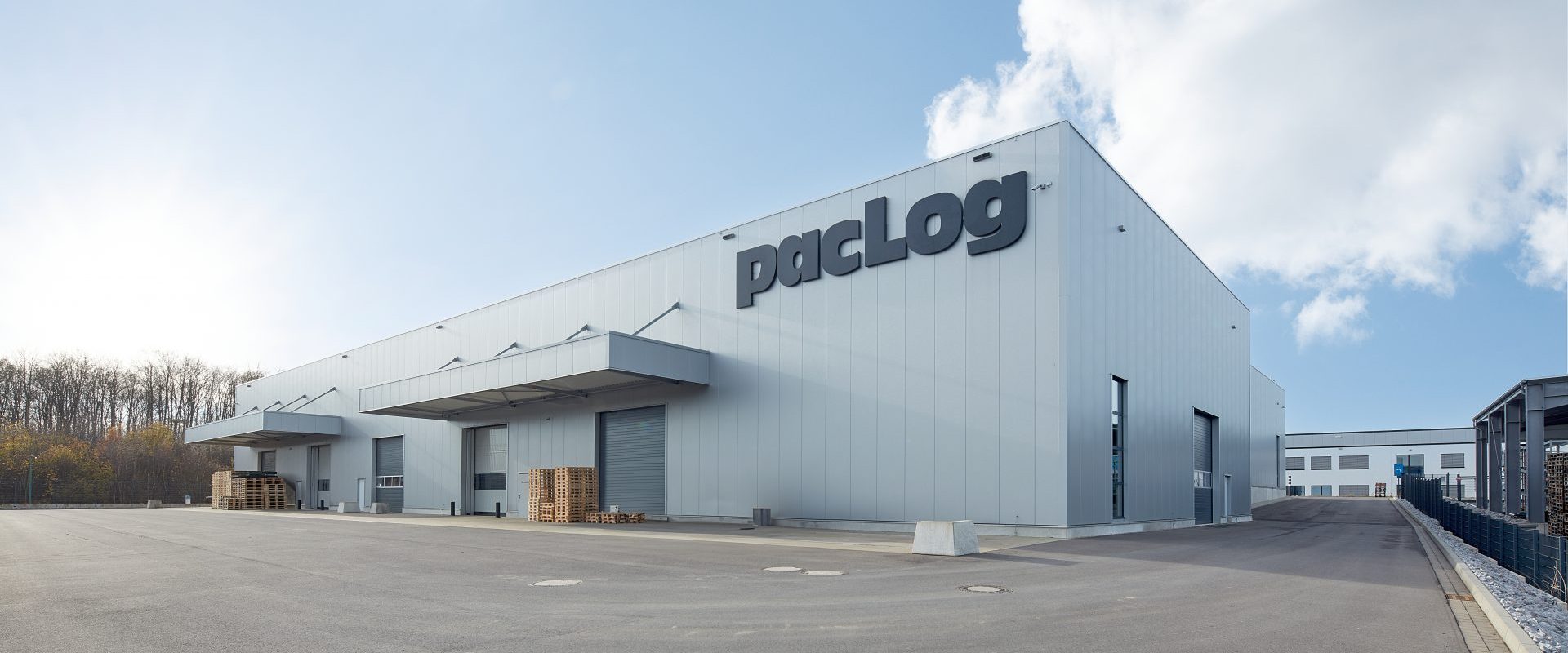 Flachdach einer Logistikhalle - IDE Flachdachbau Dachdecker in Olpe - cramer-fotografie.de